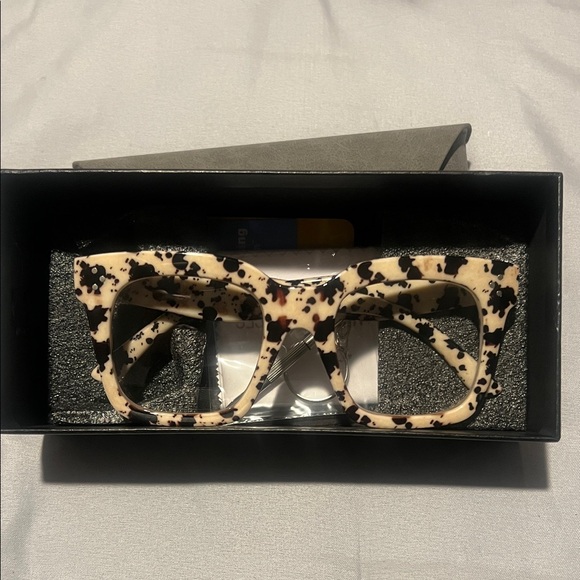 Stylish Tortoiseshell Sunglasses - Picture 2 of 10